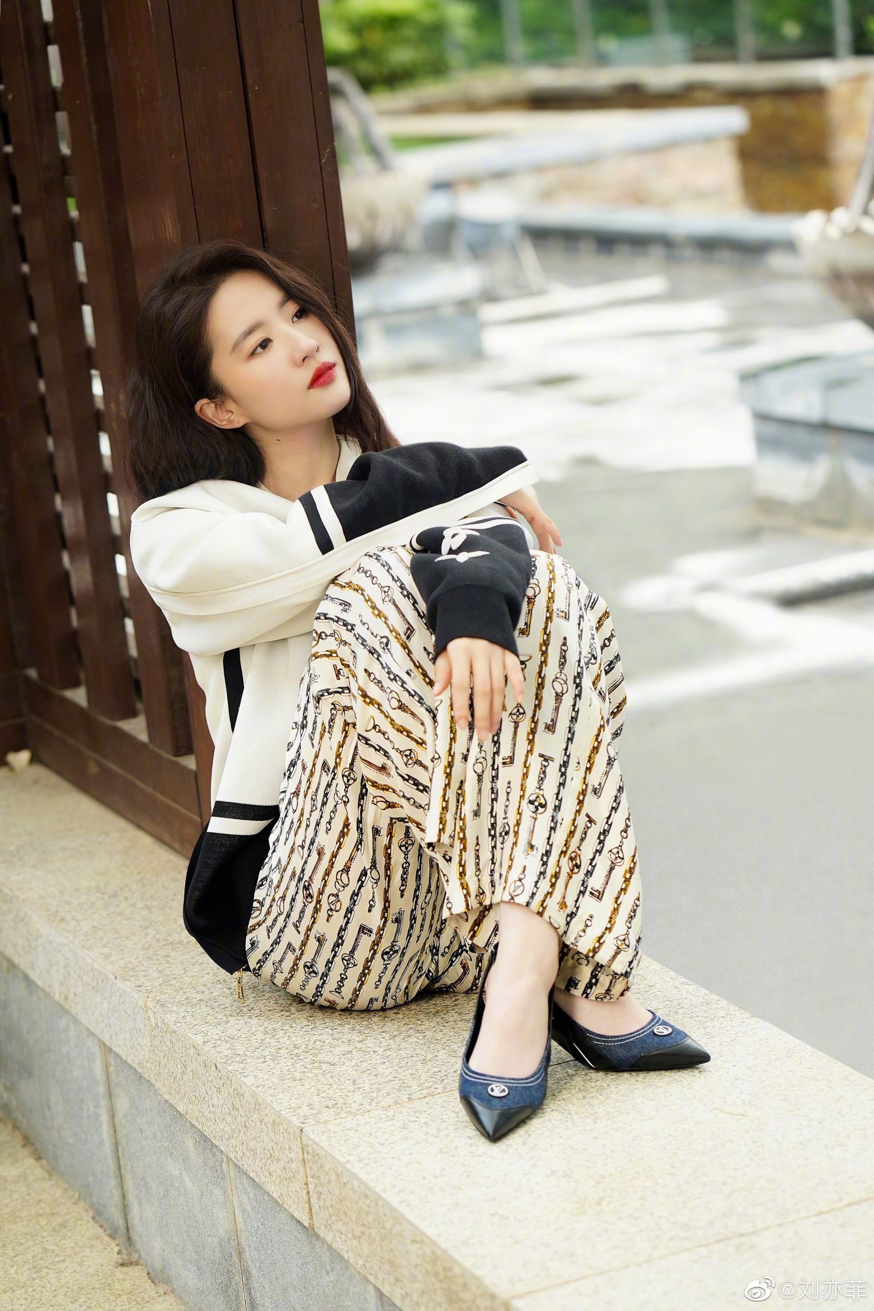 刘亦菲发福惊现双下巴 遭调侃“神仙姐姐崩坏”