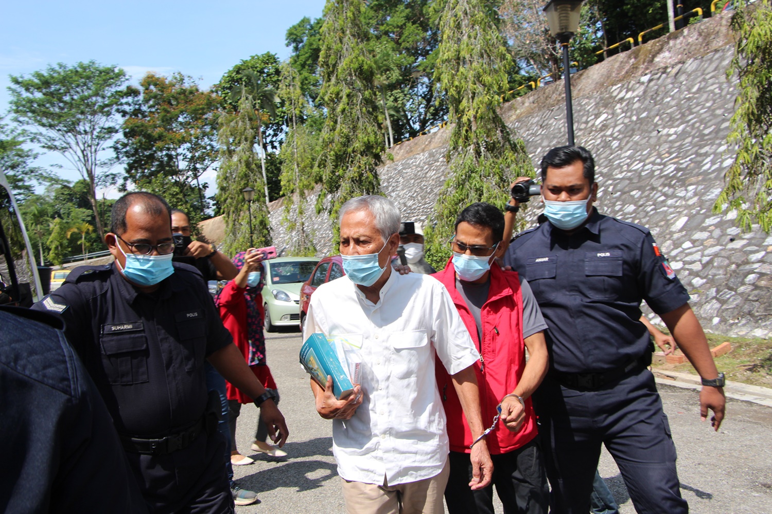 前外交官父亲及儿子被控种大麻,父子皆不认罪