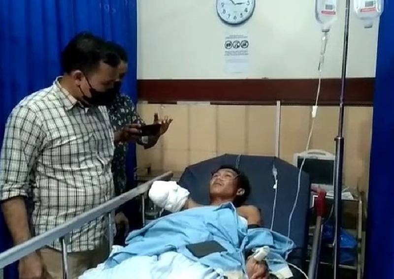 印尼导游动物园池边洗手 竟遭鳄鱼咬掉整条右臂