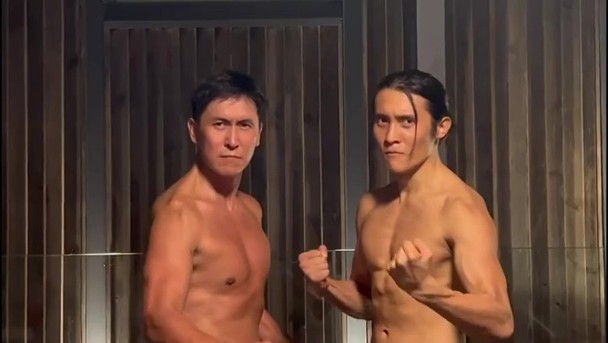 另类父亲节！马德钟父子半裸抖胸肌