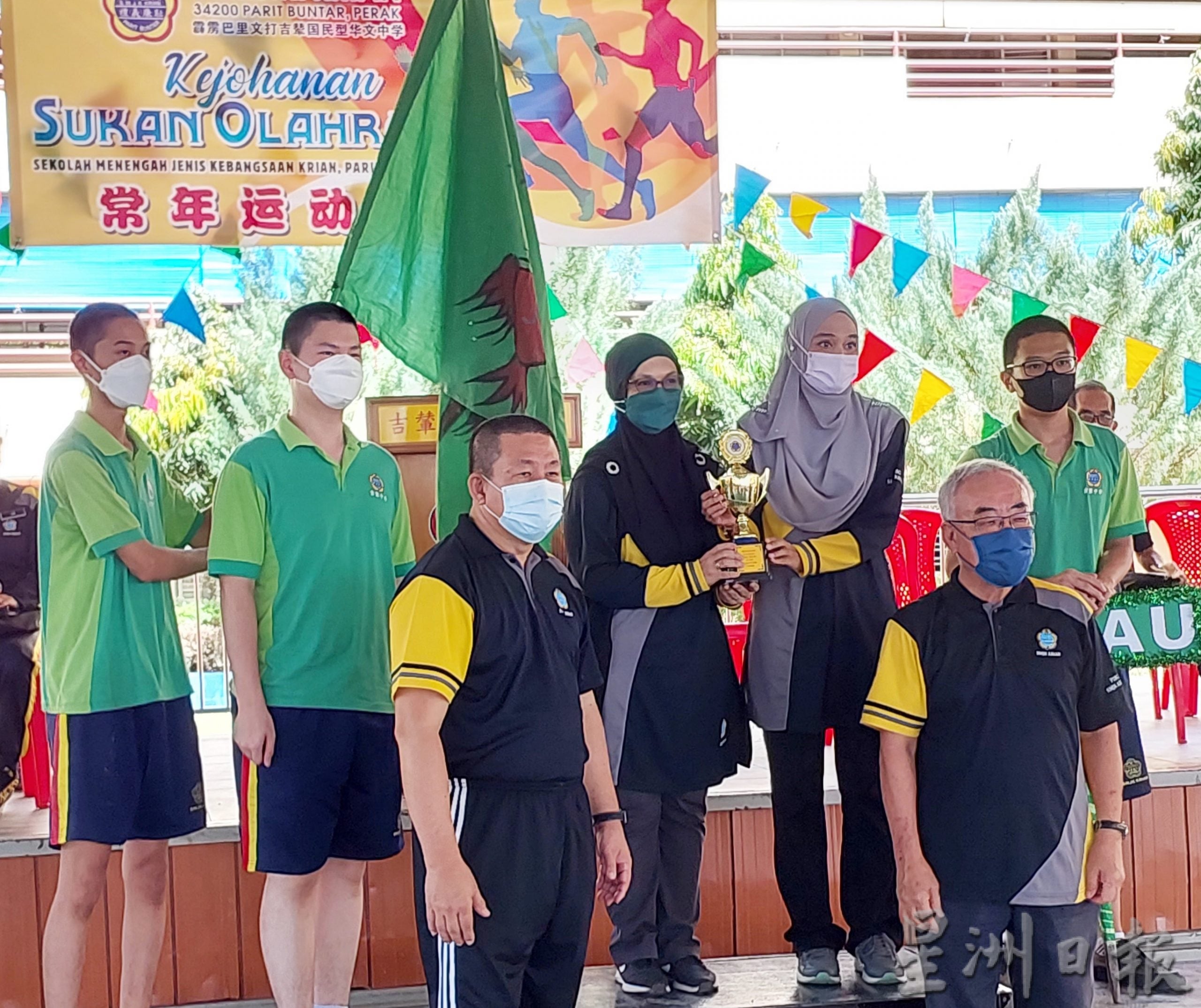 只比拔河跳高逃远步操 吉辇中学复办运动会