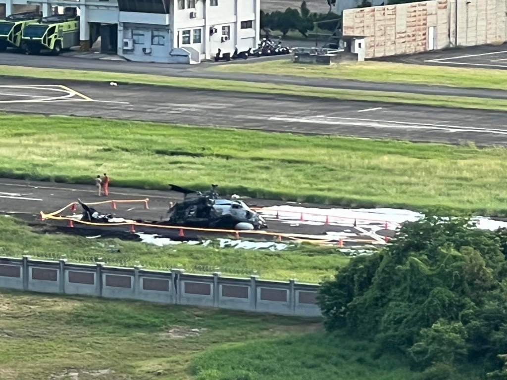 台湾军方一架反潜直升机在基地跑道坠毁4人伤