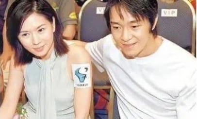 周星驰60岁生日 林允卡点晒照：老板生日快乐 