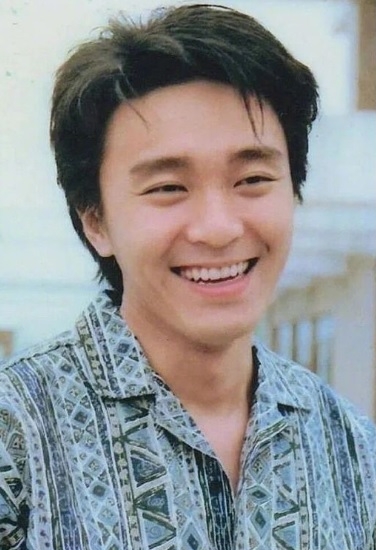周星驰60岁生日 林允卡点晒照：老板生日快乐 
