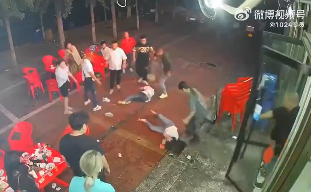 唐山恶男骚扰围殴女子引发公愤 警方挨轰慢半拍