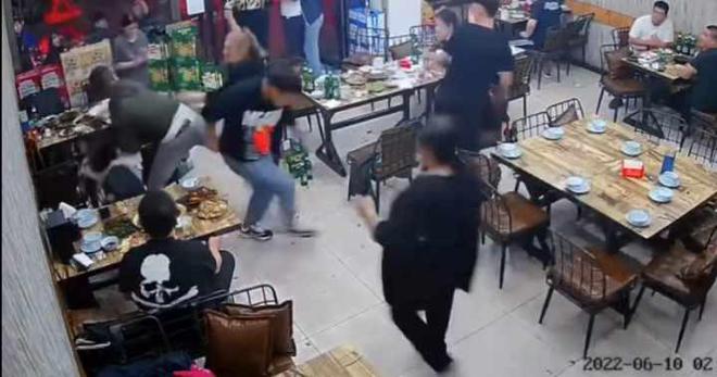 唐山烤肉店围殴事件全民愤慨 官方仍称中国最有安全感