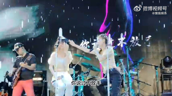  唱 “流言当道，言之凿凿” Yumi演唱会爆哭