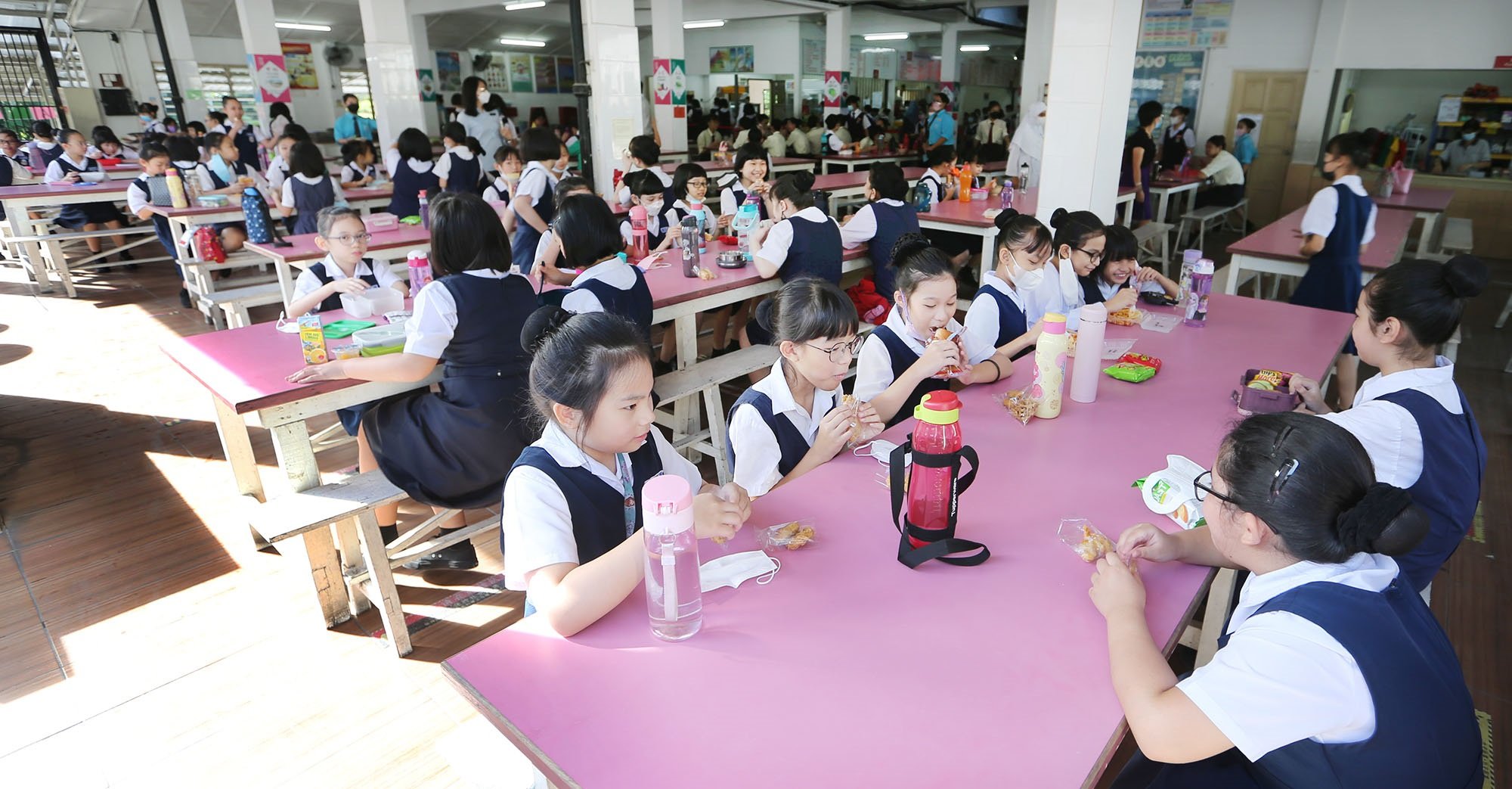 圣母小学食物开放堂食  学生开心在食堂用餐