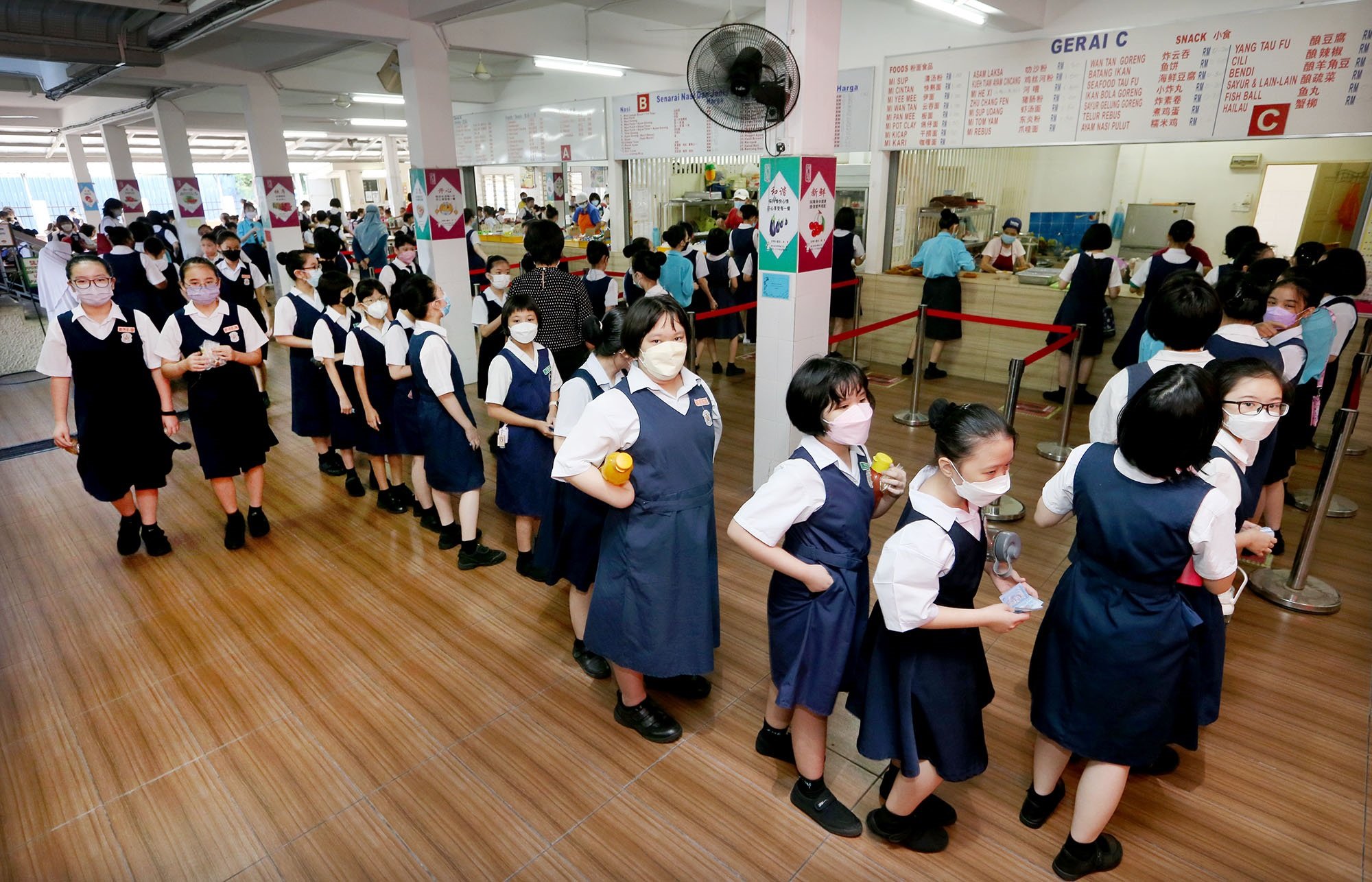 圣母小学食物开放堂食  学生开心在食堂用餐