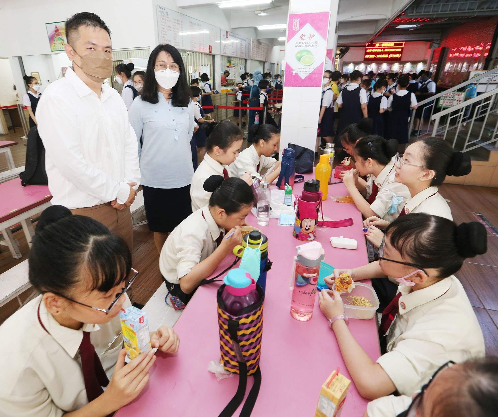 圣母小学食物开放堂食  学生开心在食堂用餐