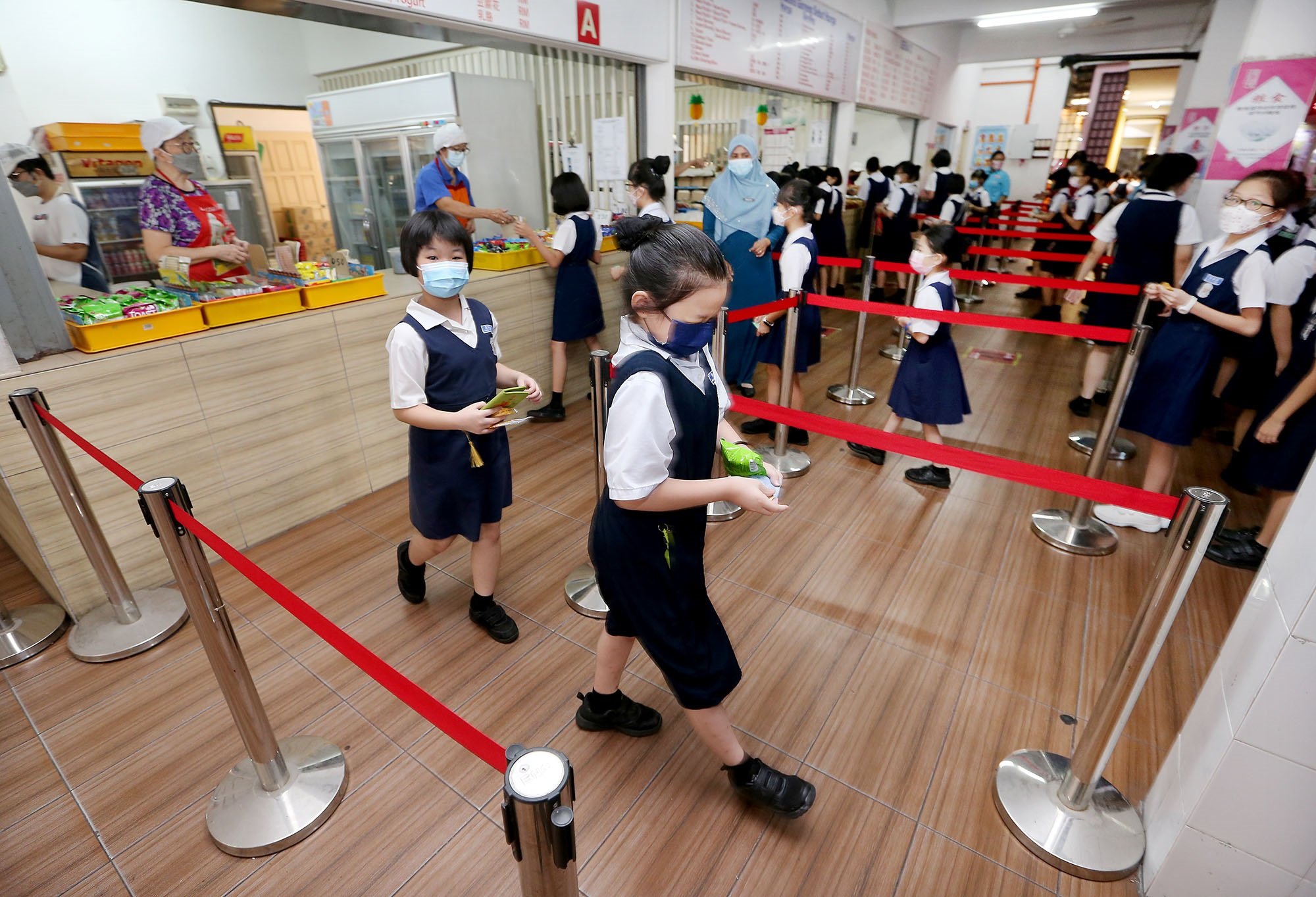 圣母小学食物开放堂食  学生开心在食堂用餐