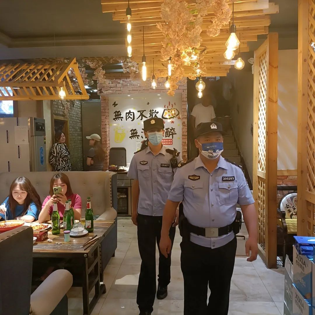多地警方密集开展夏季夜巡，烧烤摊成巡查重点