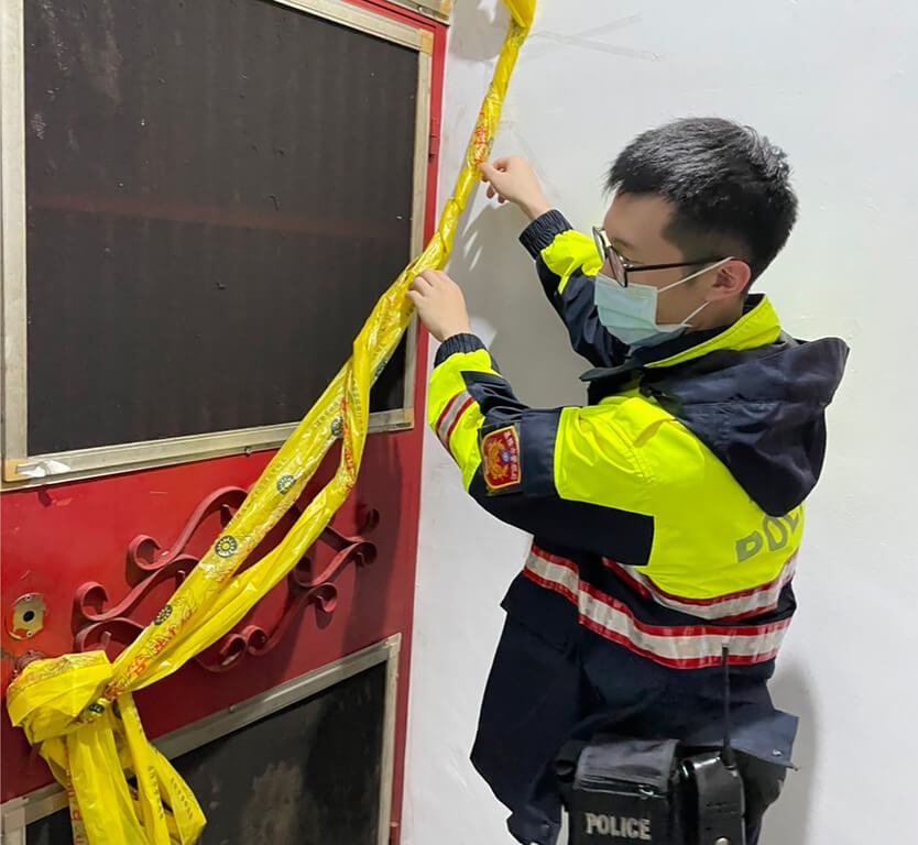 多日不见人屋内传异味 警惊见父女陈尸卧房