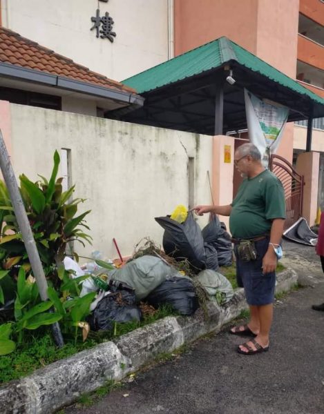 大都会/“不要把学校当成垃圾场”,安邦新村华小快被垃圾臭味掩盖了