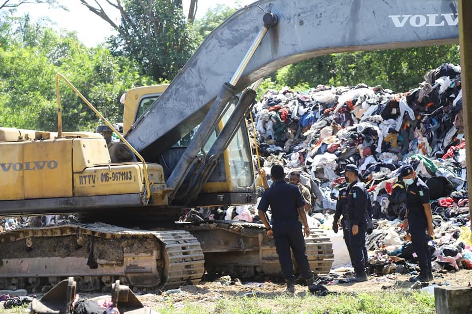 大都会:非法经营垃圾与旧衣回收业者遭取缔/7图