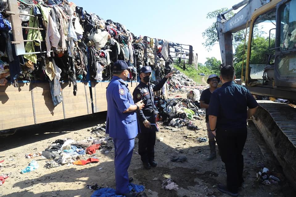 大都会:非法经营垃圾与旧衣回收业者遭取缔/7图