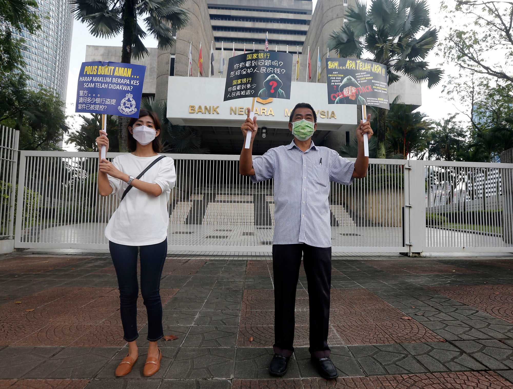  女子私讯广告专页点击链接  下载小说App痛失2万