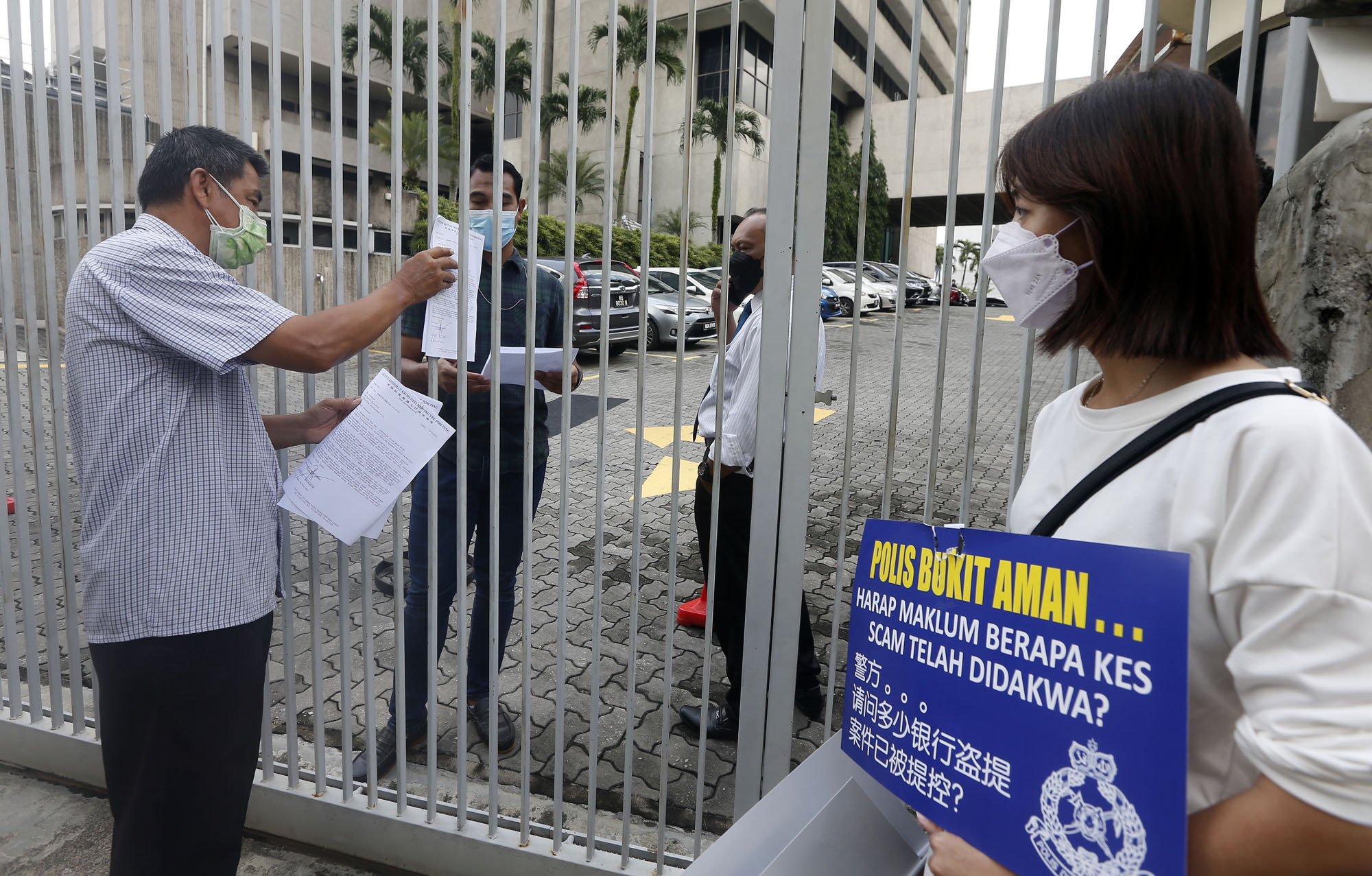  女子私讯广告专页点击链接  下载小说App痛失2万