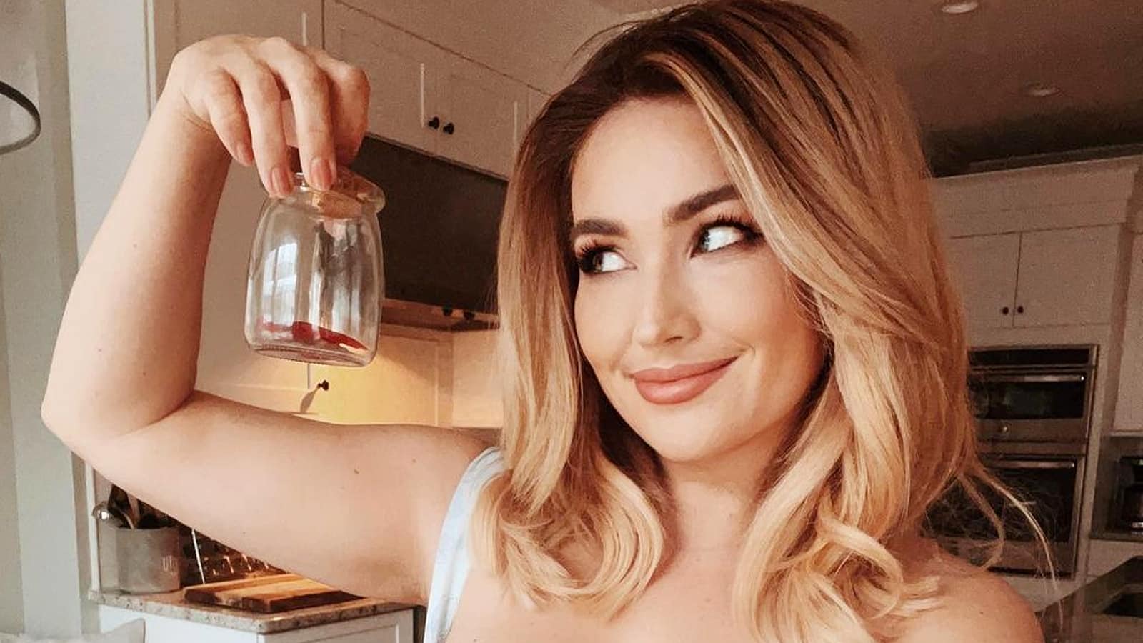 女星卖乳沟香汗一瓶索价2193令吉 一周订单近11万令吉