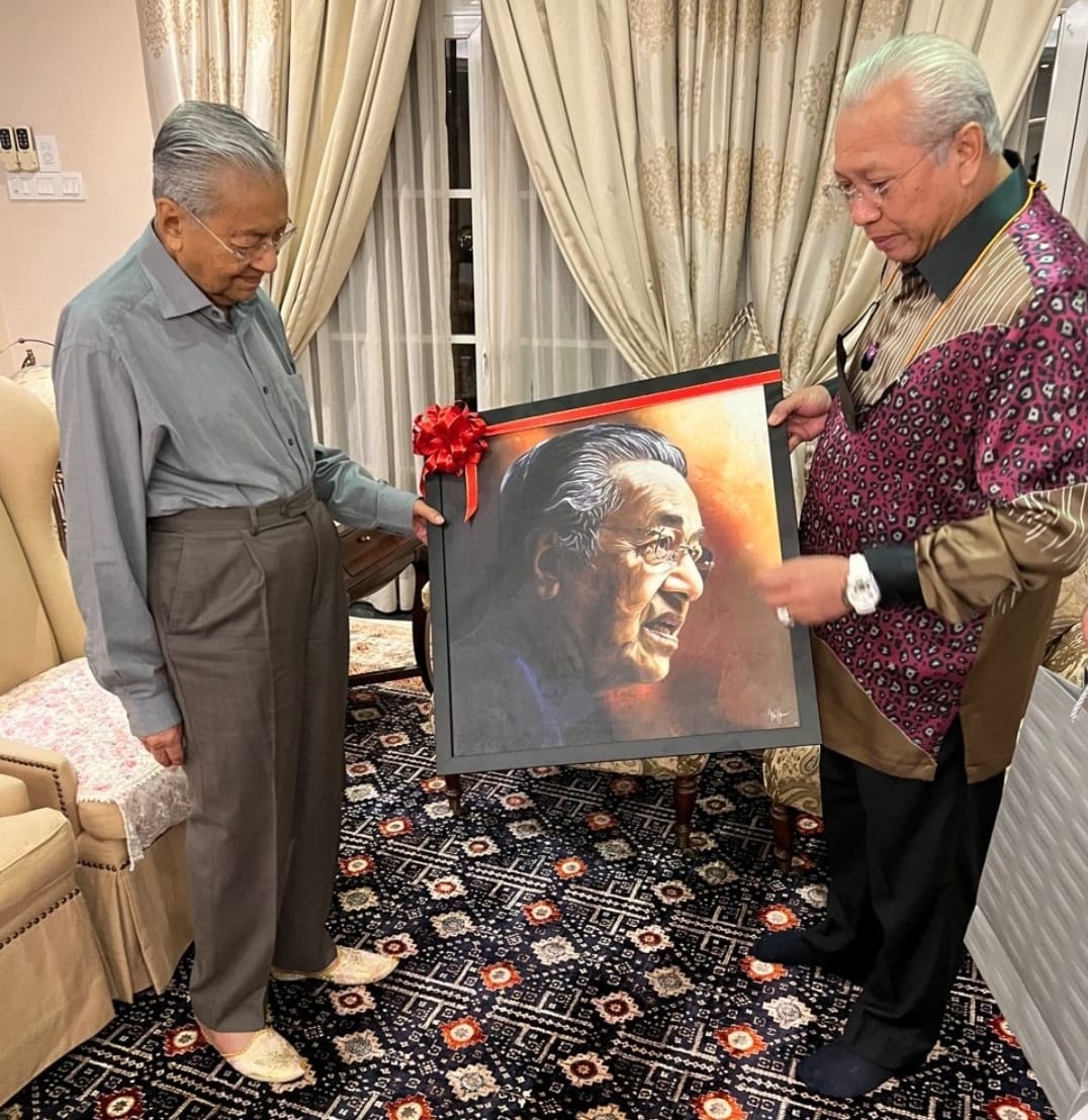 安努亚赠画给敦马·“他是为国及民族斗争政治家”