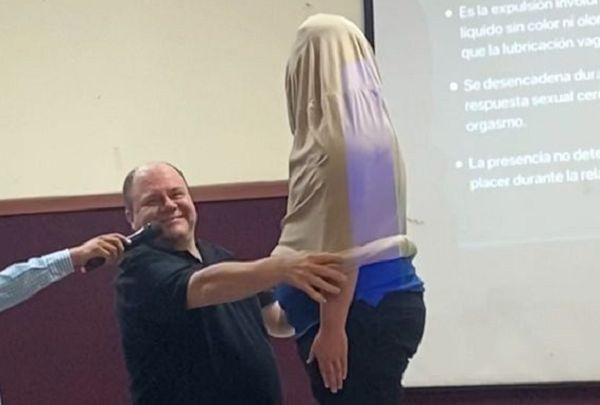 实际演练保险套用法 千万人围观创意教学