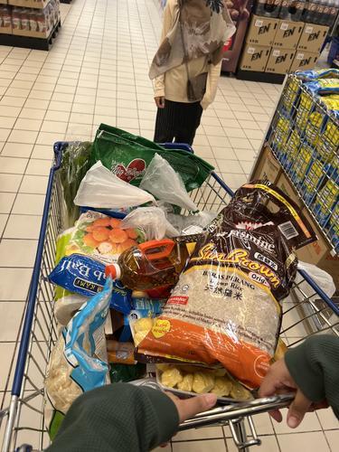 家庭用品 食品涨不停 男子:现在RM10买苏东罐头都不够!