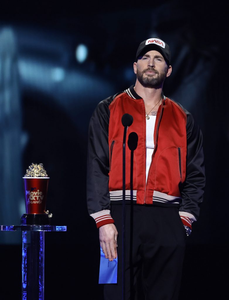 小情侣MTV影视颁奖礼唱丰收 汤贺兰赞妲雅分获影剧最佳演出