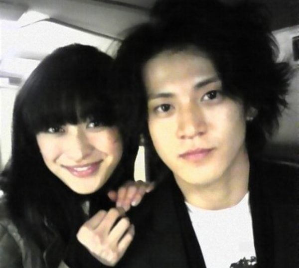 小栗旬脱光唱K照遭外泄! 被挖多人运动爱家形象崩塌