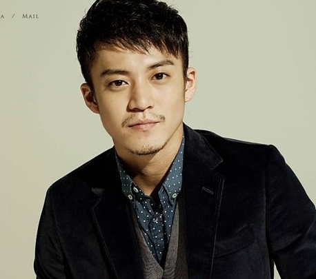 小栗旬脱光唱K照遭外泄! 被挖多人运动爱家形象崩塌