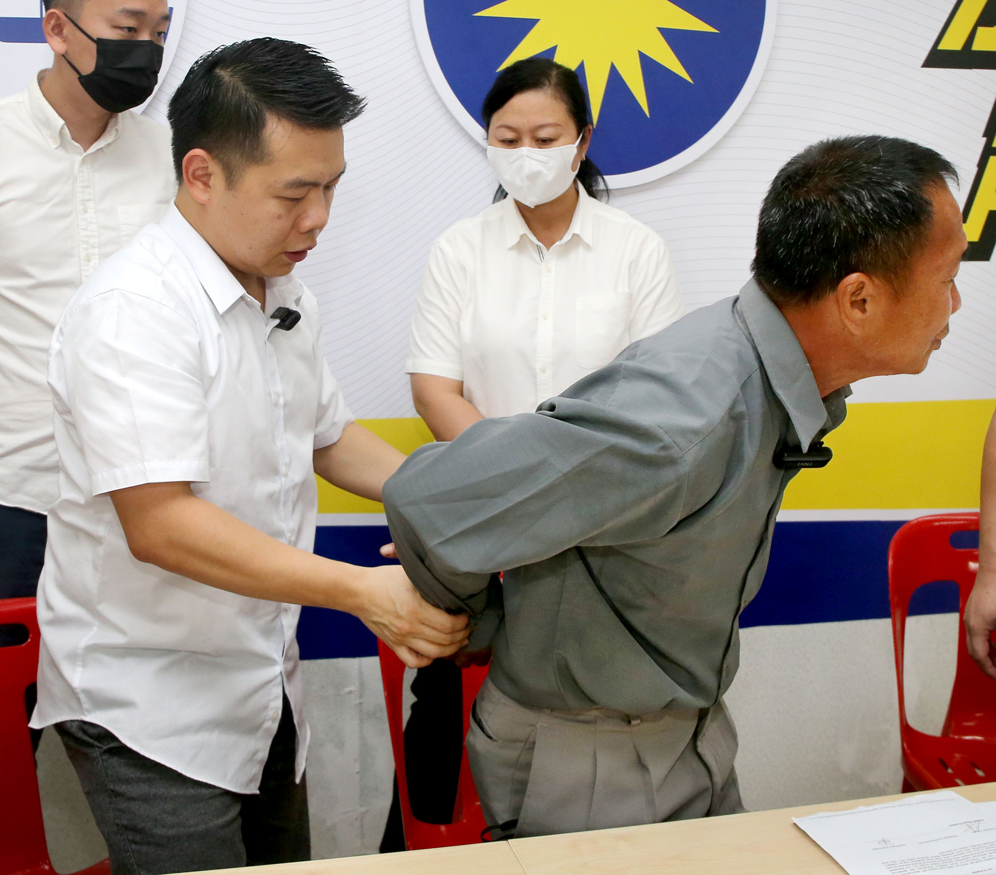 屋主:没这回事 交警方处理 装修业者称被冒充警员打