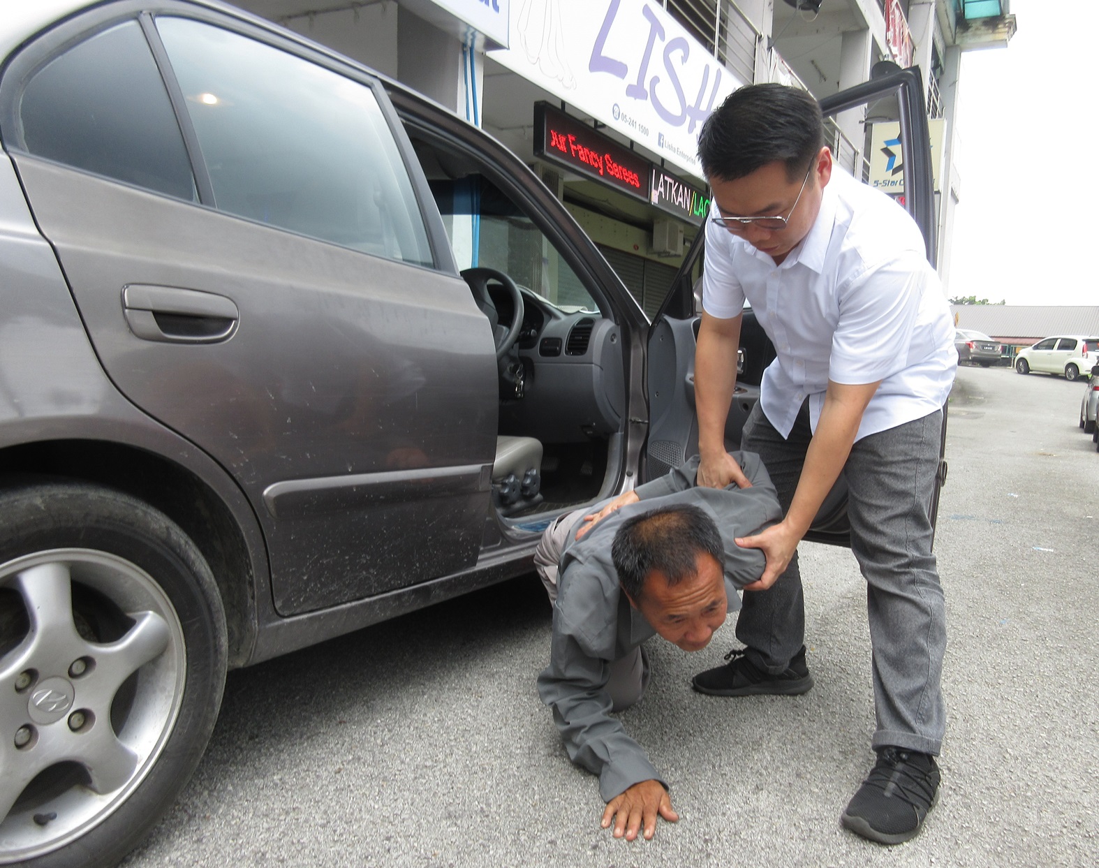 屋主:没这回事 交警方处理 装修业者称被冒充警员打