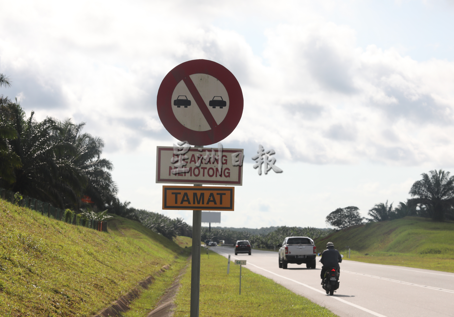 **已签发(请置头条)**柔:封面:【特稿】:道路品质有提升但路损率仍高,苏丹陛下御词再引民众关注士乃通迪沙鲁大道