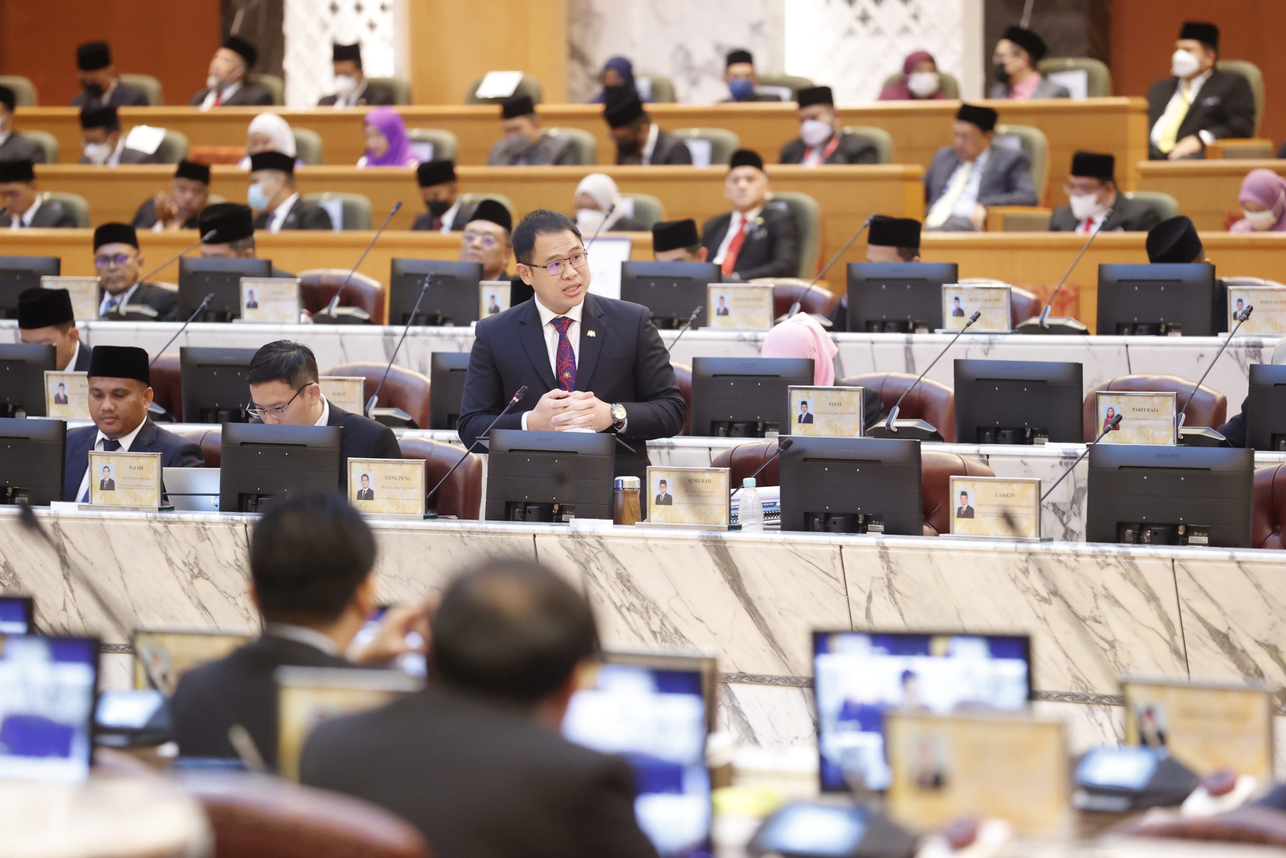 **已签发（请置头条）**柔：州议会：暂定第二版头：待明年1月疫苗计划开放再接种，林添顺：5月后满5岁儿童即起可致政府诊所登记