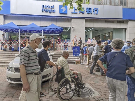 市民提现大排长龙 监管部门促银行延长营业