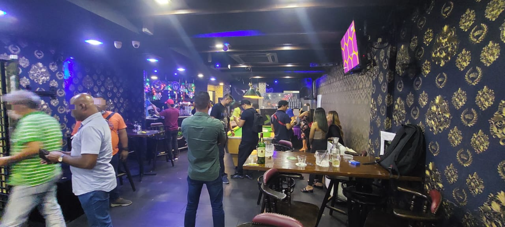 市警突击酒馆捕7人