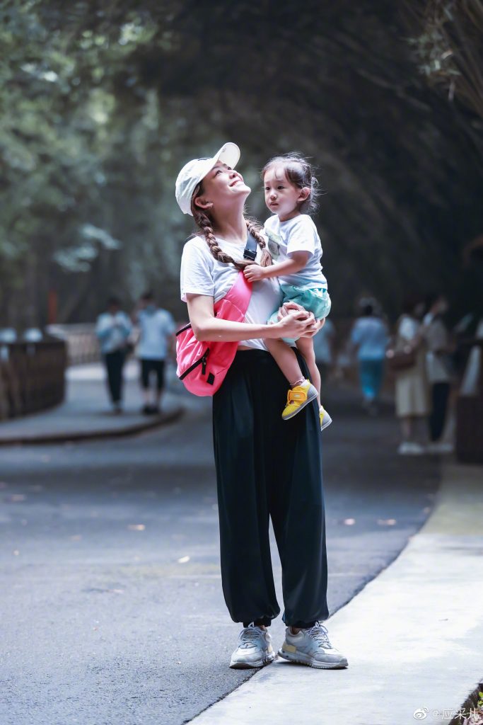 应采儿晒母子照 8岁Jasper暴风抽高