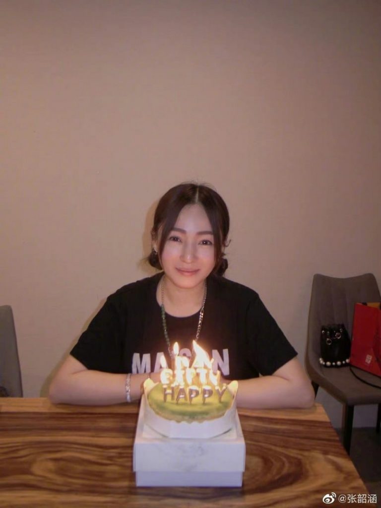 张韶涵晒妹正脸网全跪了  大眼嘴角弧度神复制像双胞胎