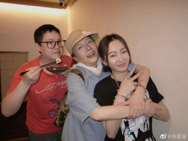 张韶涵晒妹正脸网全跪了  大眼嘴角弧度神复制像双胞胎