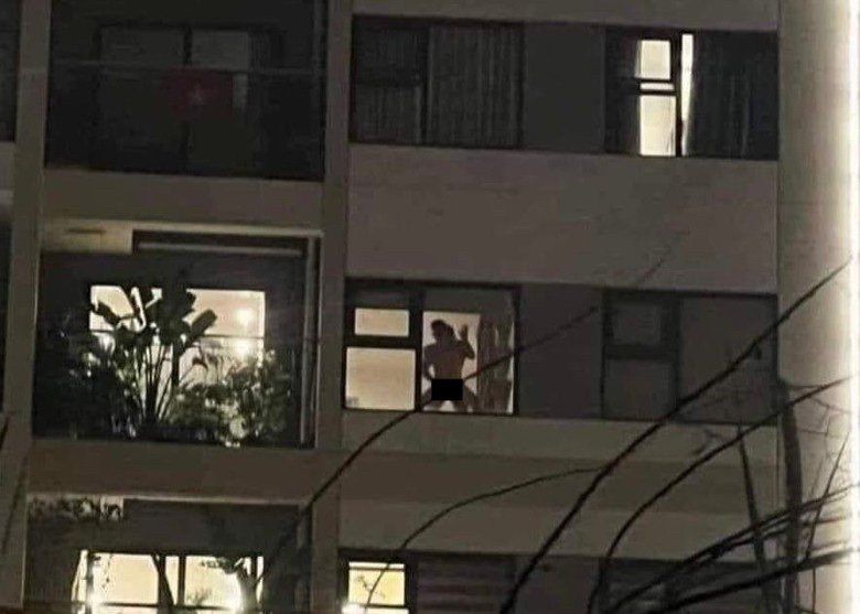 情侣欲火“男”耐 窗前激情肉搏 网民笑称两只大壁虎