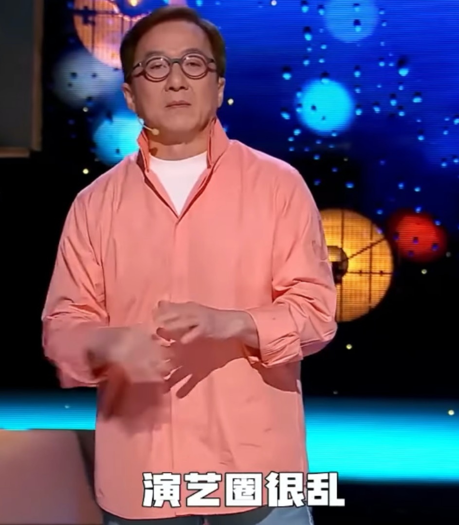 成龙揭香港演艺界黑幕 “拿枪指着演员拍戏”