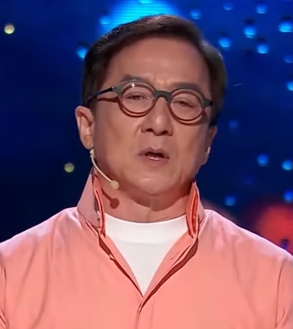 成龙揭香港演艺界黑幕 “拿枪指着演员拍戏”