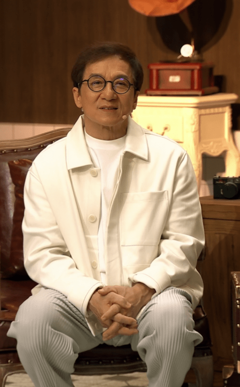 成龙首场直播3.2亿点赞  谢霆锋连线惨被凉一旁