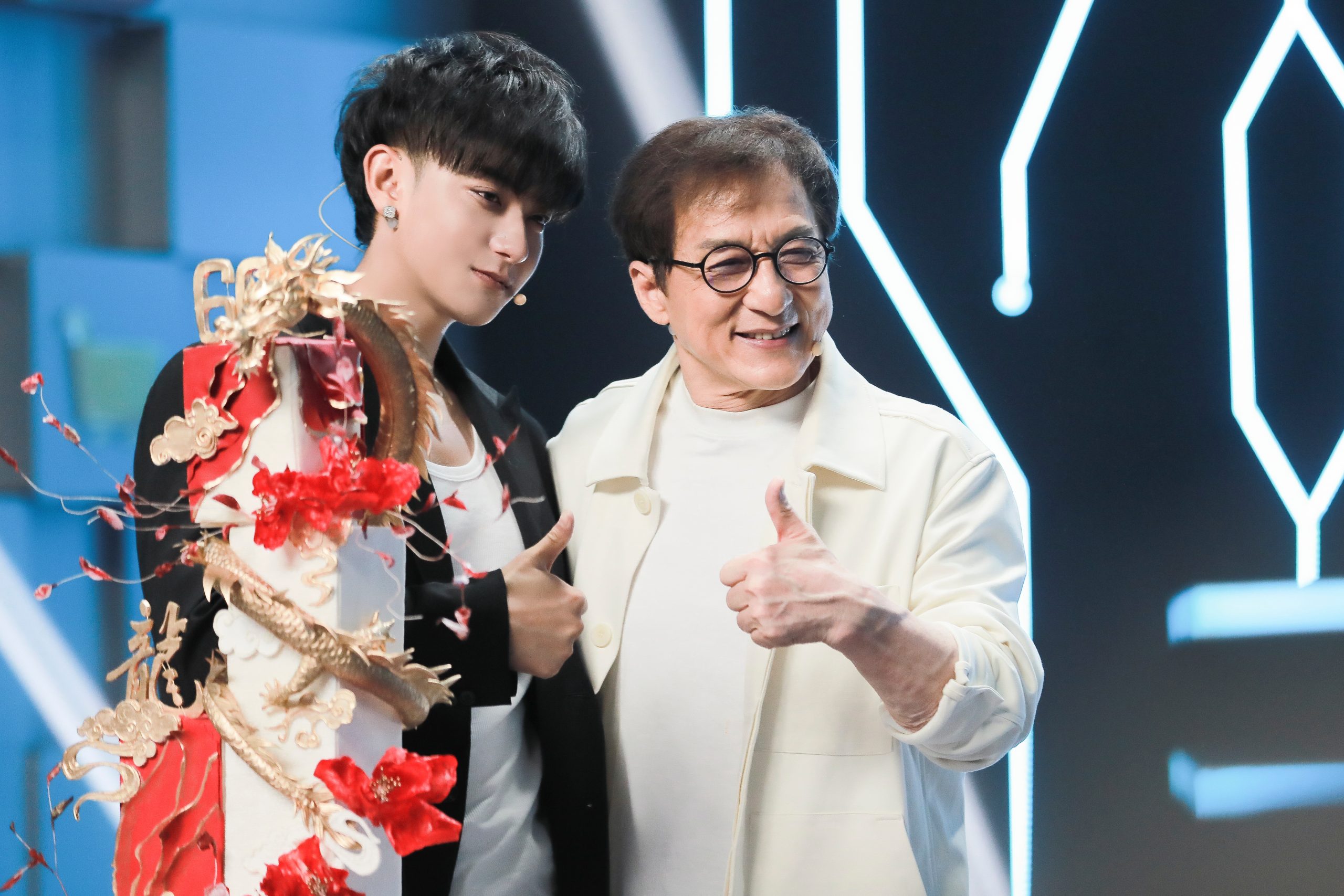 成龙首场直播3.2亿点赞  谢霆锋连线惨被凉一旁