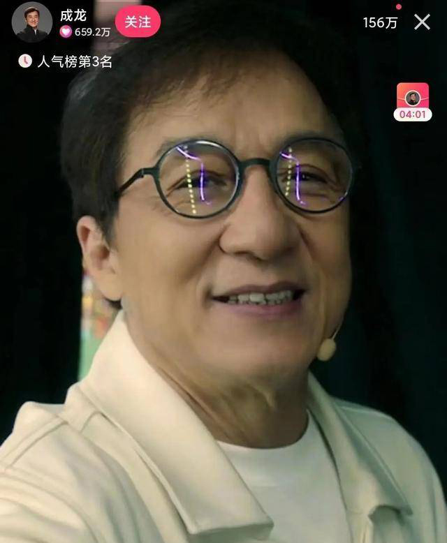 成龙首场直播3.2亿点赞  谢霆锋连线惨被凉一旁