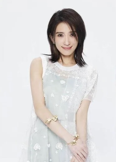  戴佩妮时隔6年终于“营业” 粉丝笑曝治愈产前忧郁症	