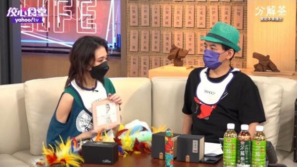 戴佩妮隔6年发片 解谜“不用手机”原因