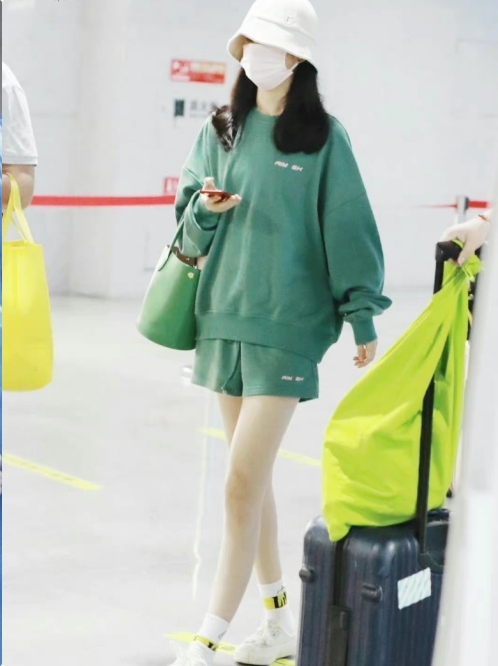 戴同款渔夫帽现身引揣测　赵丽颖冯绍峰被网喊复合	