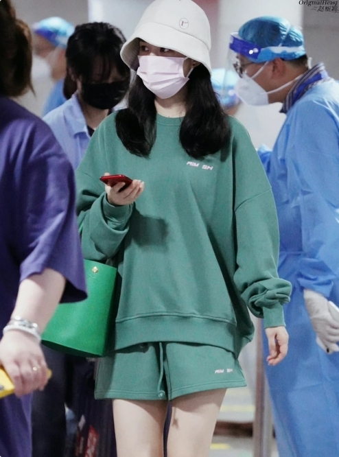 戴同款渔夫帽现身引揣测　赵丽颖冯绍峰被网喊复合	