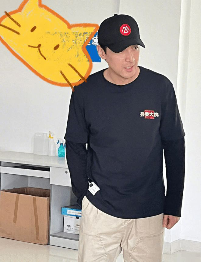 拍戏空档考驾照被偶遇　胡歌满足粉丝合照