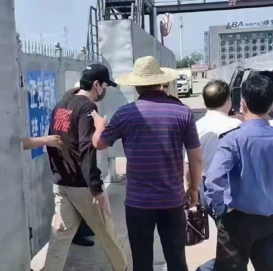 拍戏空档考驾照被偶遇　胡歌满足粉丝合照